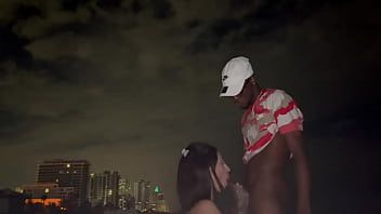 Abspielen Bigdaddykj: mexikanische Schlampe nimmt großen schwarzen Schwanz am Strand von Miami