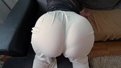 Играть Большая добыча и розовая киска пасынка в раскрывающих трусиках