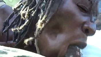Riproduci Sir pipeington fa succhiare il cazzo a una ragazza con i terrori davanti alla telecamera
