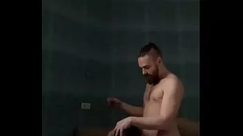 play Ma femme me suce la bite et les couilles, puis je la baise fort