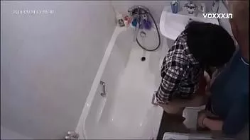 play Caméra cachée dans la salle de bain baise et suce un nouvel ami