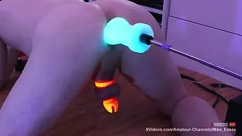 play Invasion extraterrestre anale - se faire baiser par un gode extraterrestre qui brille dans le noir tout en étant enfermé dans la chasteté