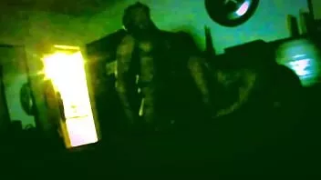 Odtwórz Wytrzymałość Johnny spada gorącej dziewczynie w ciemności i daje jej wielokrotne orgazmy! (wersja noktowizyjna)
