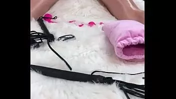 Riproduci Le ho fatto un fantastico massaggio con olio per il corpo, poi le ho scopato la figa e il buco del culo con un dildo di vetro così forte e lei l'ha adorato. la mandò a casa dal marito logora e gonfia.