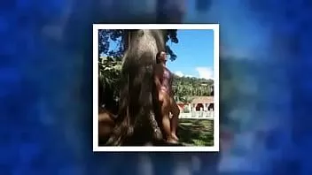 播放 胖乎乎的顽皮女孩炫耀她的大屁股