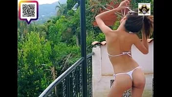 Riproduci Adolescente si spoglia durante il servizio fotografico e si masturba