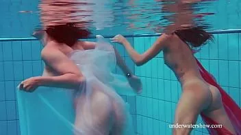 Putar Tonton gadis terseksi berenang telanjang di kolam renang