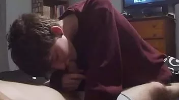 Abspielen Er lutscht seinen Schwanz, während er noch seine Boxershorts trägt. Miss Magic neckt und bekommt einen Creampie