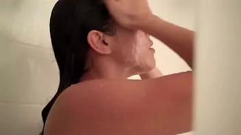 play Diamond beschließt, unter der Dusche nass und wild zu werden