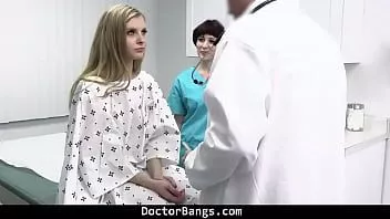 Odtwórz Lekarz ładuje cipkę nastolatki, aby nie ujawniać jej statusu dziewictwa - doctorbangs