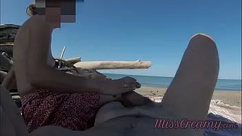Abspielen Fremde erwischten meine Frau dabei, wie sie meinen Schwanz an einem öffentlichen FKK-Strand berührte und masturbierte – echte französische Amateurin – Misscreamy
