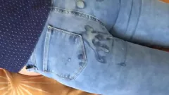 Afspelen Latina MILF in spijkerbroek wordt gevuld met lul en sperma