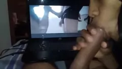 play हॉट लैटिना लवर" - पोर्न देखते समय बॉयफ्रेंड का बड़ा डिक चूसना