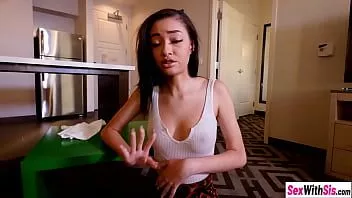 Odtwórz Drobna czarna przyrodnia siostra Scarlett Bloom ssała kutasa po tym, jak posprzątała dom