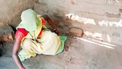 Abspielen Der harte Analfick der Desi Village Wife mit großem Schwanz in sexy Kleid
