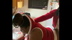 Jouer BBC Kitchen Fuck: Mad milf ne peut pas résister à Big Dick Energy ce Noël