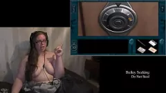 Reproduzir Menina de jogadores nua com tatuagens e peitos grandes joga a torre Parte 1