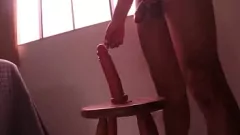Afspelen Solo workout wordt intens met Big Dildo Play - Onbekende emo -amateur