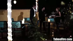 Jouer Trio hardcore avec une belle-fille blonde par des hommes plus âgés qui réussissent