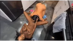 Abspielen Naomi Foxxx und Freundin Tatianas dampfende Begegnung mit interracialer Küche