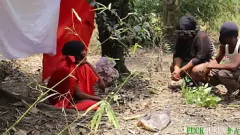 Reproduzir A pornstar rural recebe o tratamento real de Prince na floresta