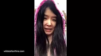 play Bintang remaja Cina di bollywood spektakuler dan kemudian memamerkan payudara besar di luar ruangan di tengah hujan